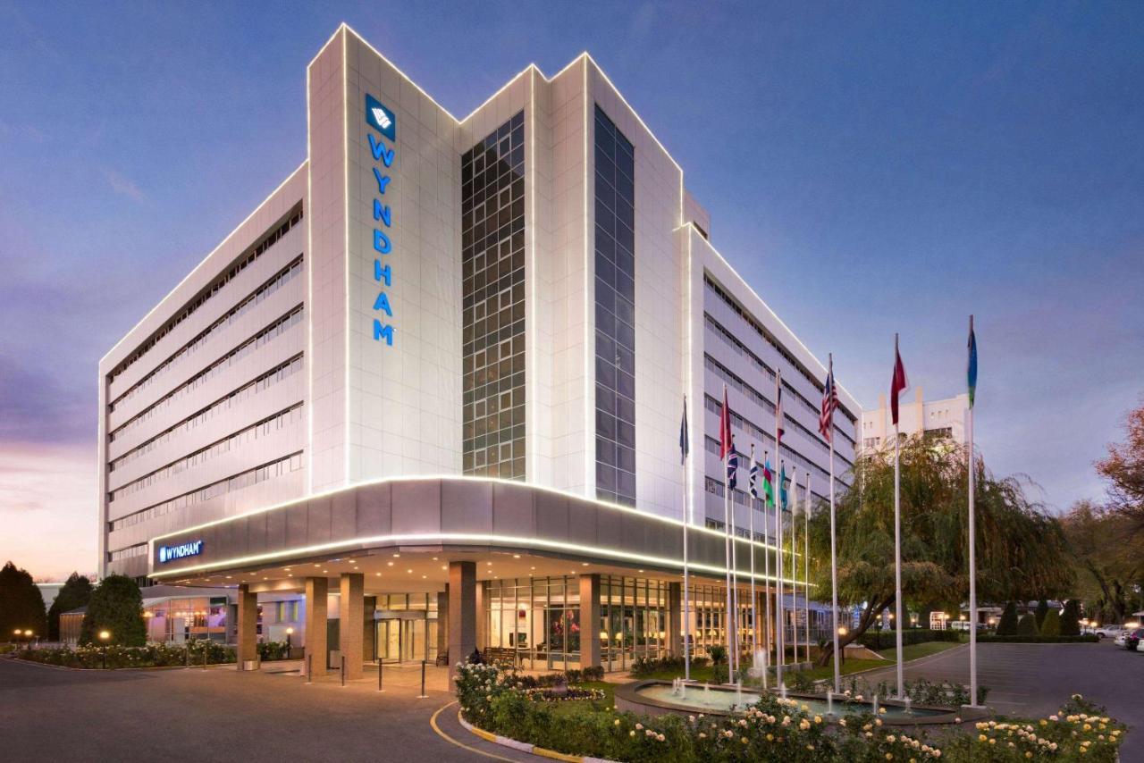 Wyndham Tashkent Hotell Eksteriør bilde